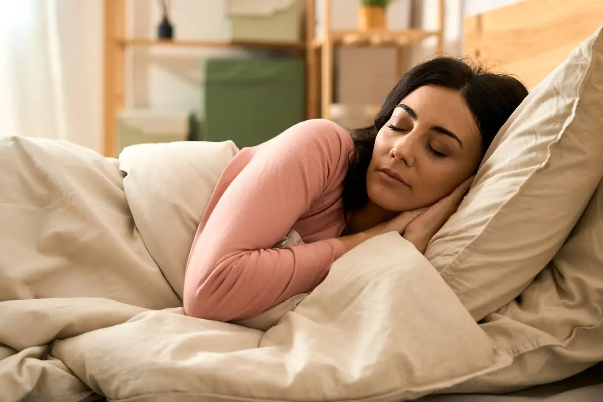 زن ورزشکار در حال خواب آرام در صبح