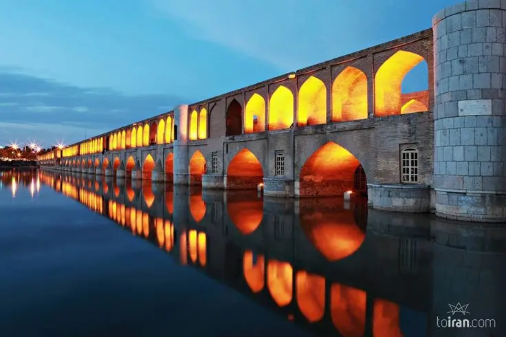 منظر کلی از اصفهان با معماری سنتی و رودخانه زایندهرود