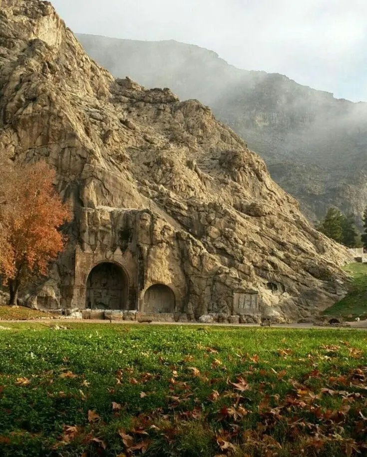 مناظر طبیعی دشت بیستون با کوه‌های بلند و آب و هوایی خنک