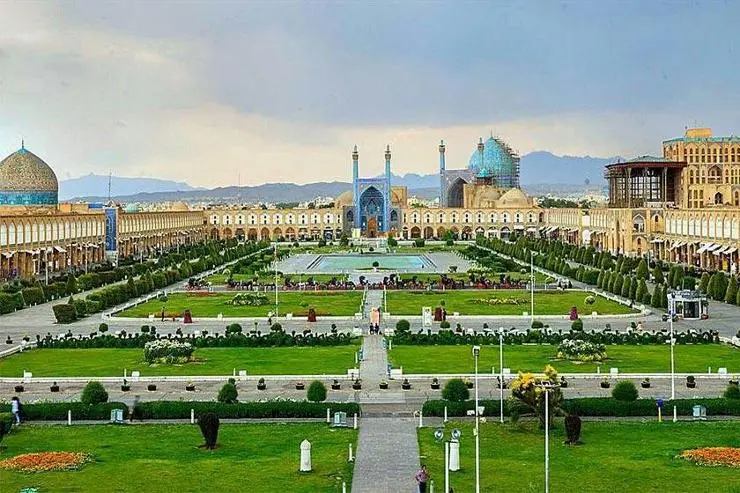میدان نقش جهان در روزهای آفتابی با نمای کامل چهار بنا اصلی و گنبدهای زیبا