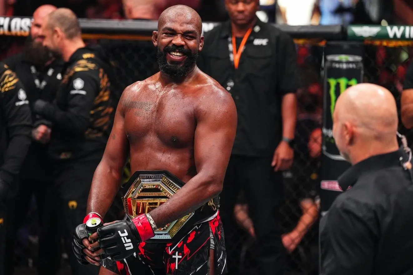 جان جونز در حین مبارزه در UFC