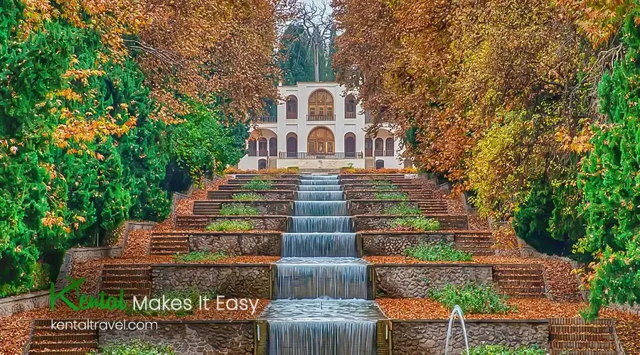 نمایی از معماری سنتی باغ ایرانی با استفاده از آب و سنگ