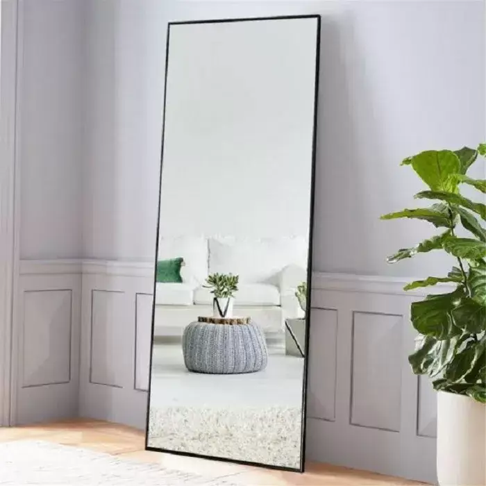آینه با نورپردازی گرم در پذیرایی مدرن