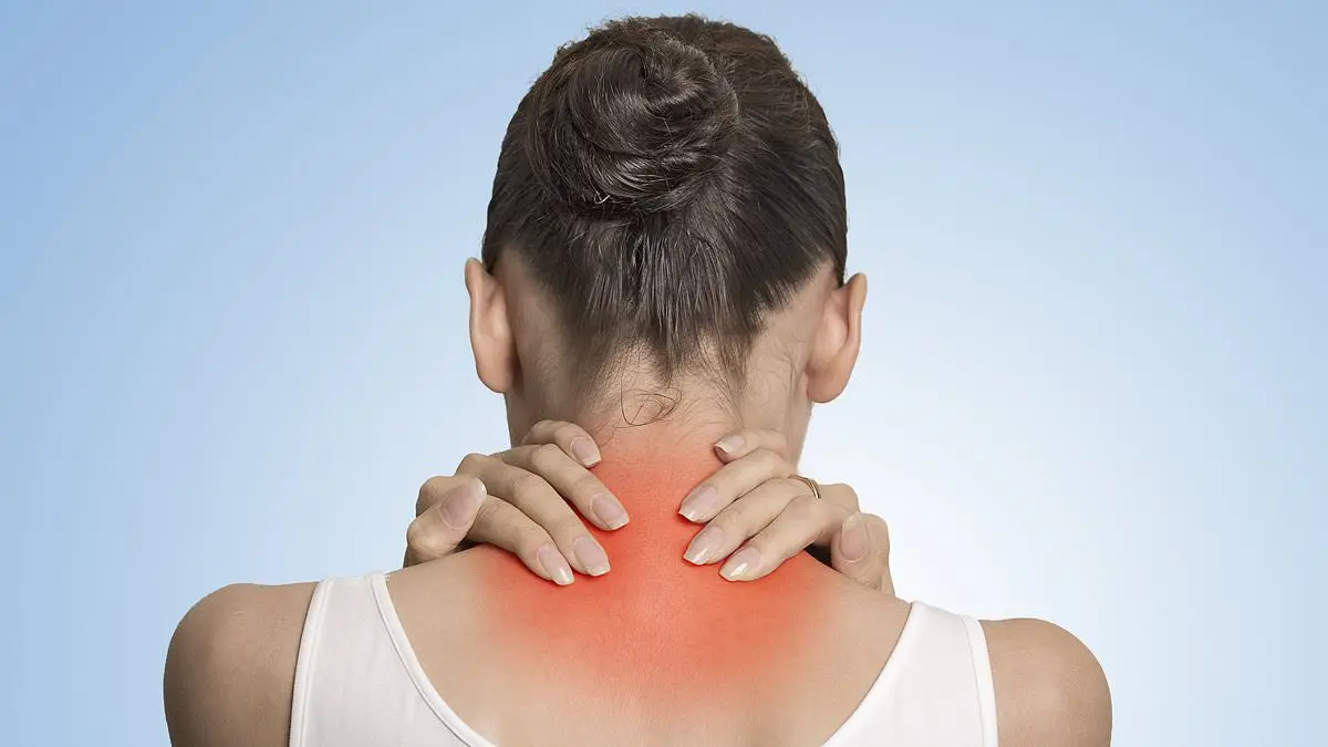 یک فرد در حال تنظیم ارتفاع صفحه نمایش برای کاهش فشار بر گردن