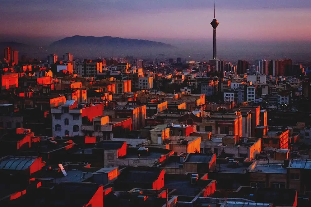 باغ فیروزه‌کوه با گل‌های رنگارنگ و معماری سنتی