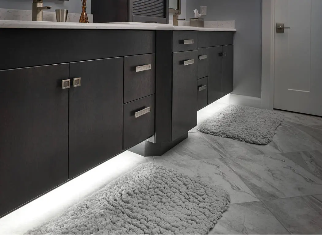 نورپردازی زیر کابینت در آشپزخانه با سبک مدرن و نوار LED سفید خنک