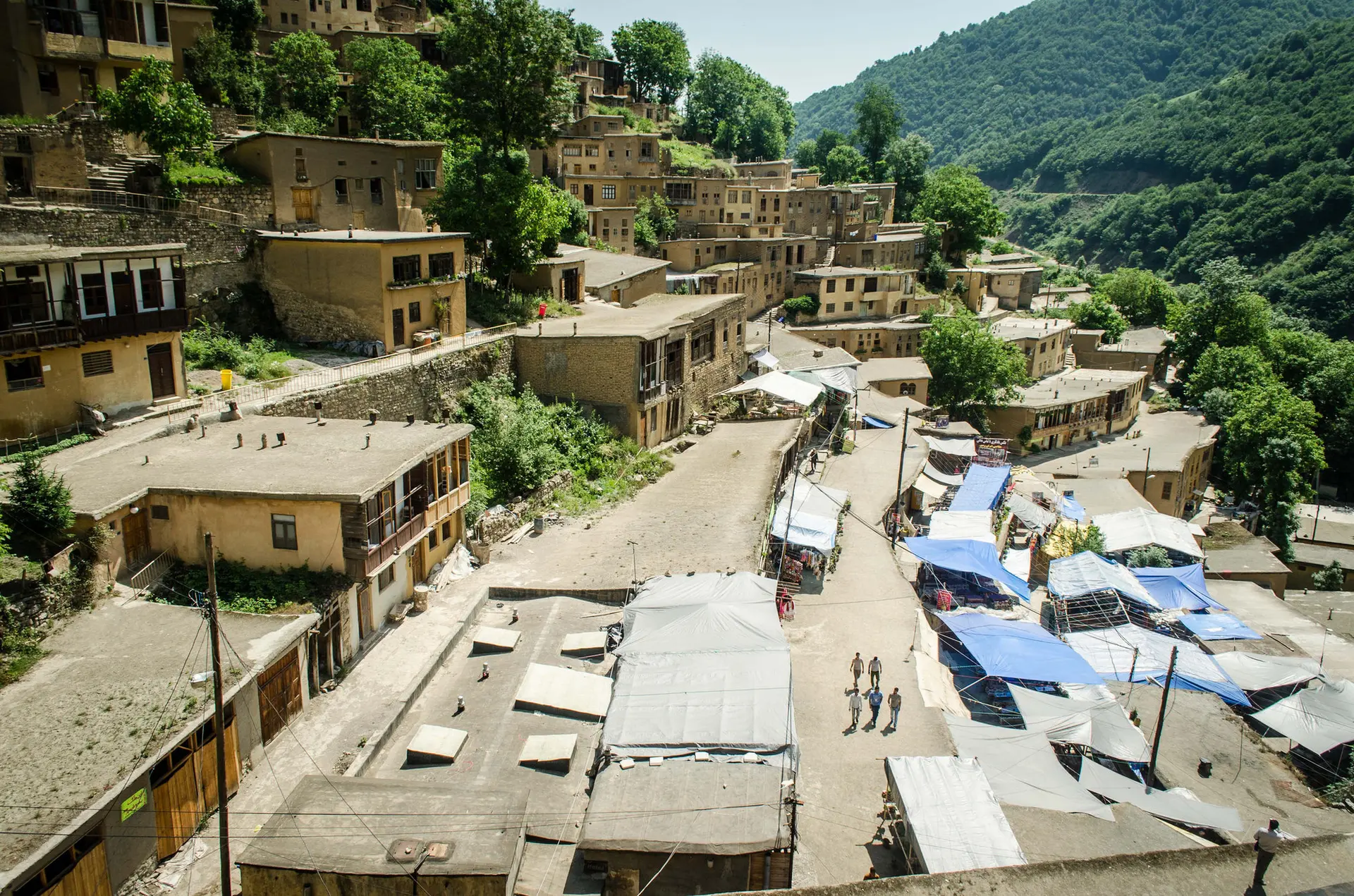 خانه‌های سنگی ماسوله در کنار کوهستان و دریای مازندران