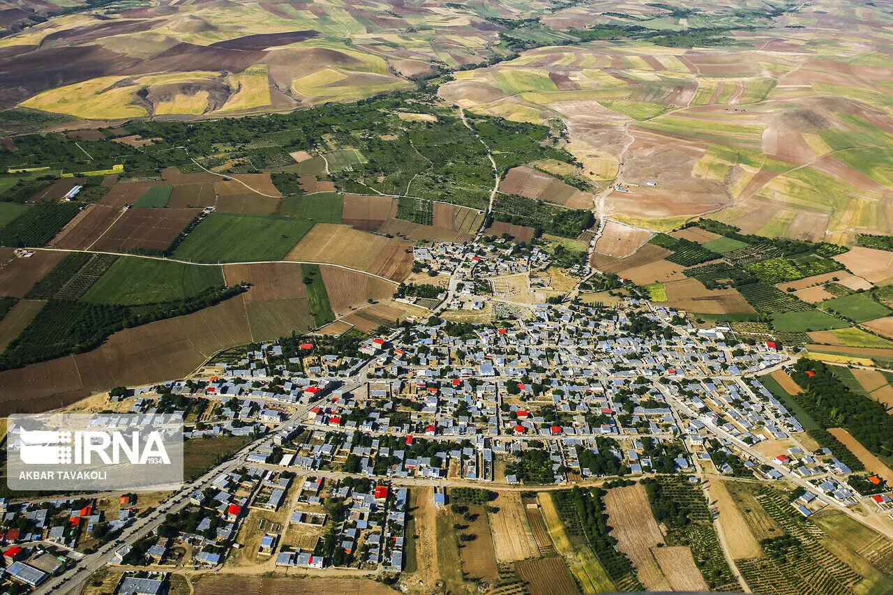 منظره کوهستانی زیبا در استان زنجان با درختان سرسبز و آسمان آبی