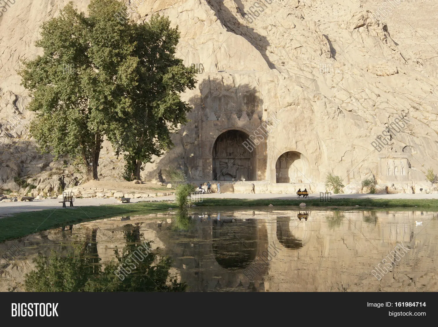 منظره کوهستانی اطراف تاق بستان با نور طبیعی و فضای باز