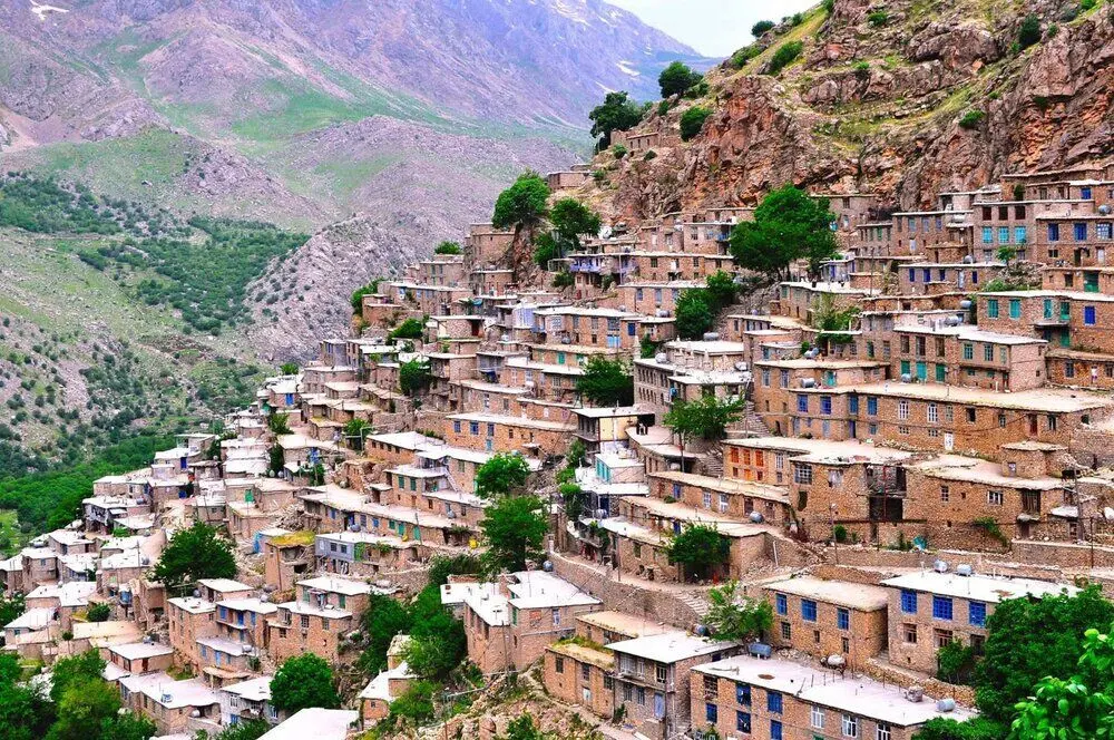 منظره کوهستانی اورامانات با دره‌های عمیق و طبیعت بکر