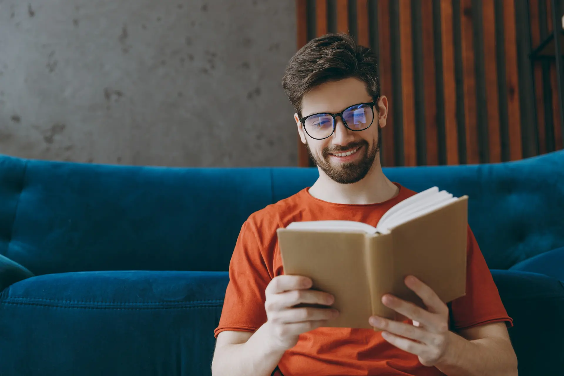 کتابهای مختلفی که روی یک میز قرار گرفتهاند