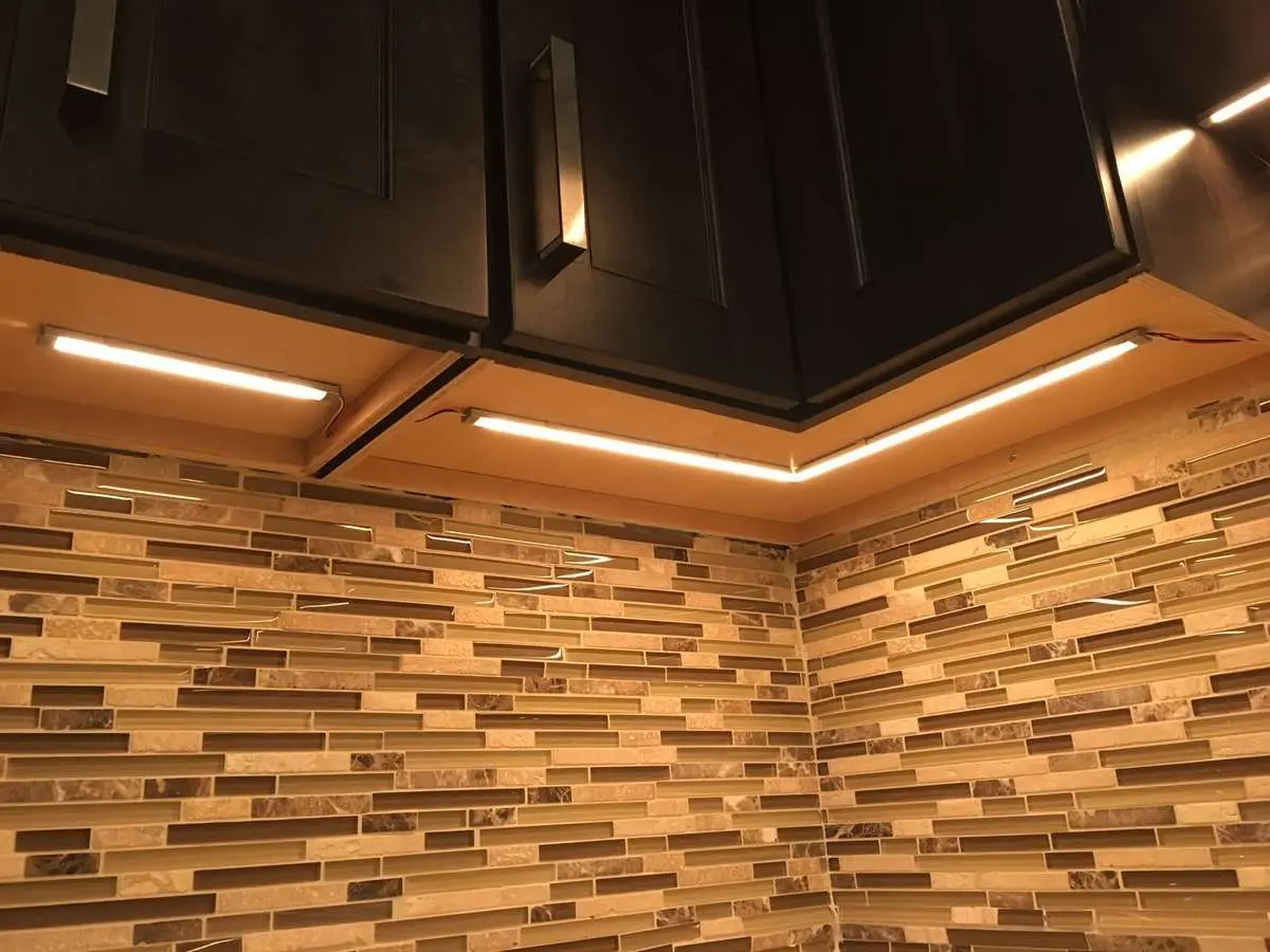 نورپردازی زیر کابینت چگونه اجرا می‌شود؛ راهنمای ساده برای شروع