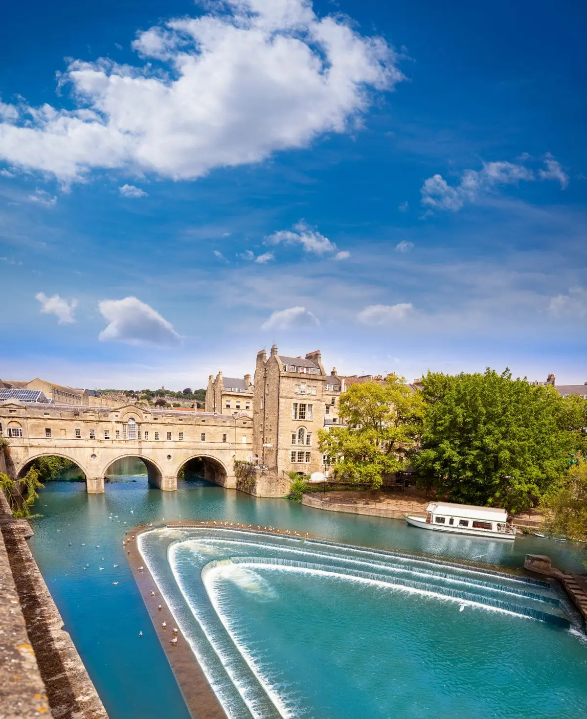 پشت‌بام سنتی با آبشار و آب‌های آرام، نماد آرامش و بهداشت طبیعی