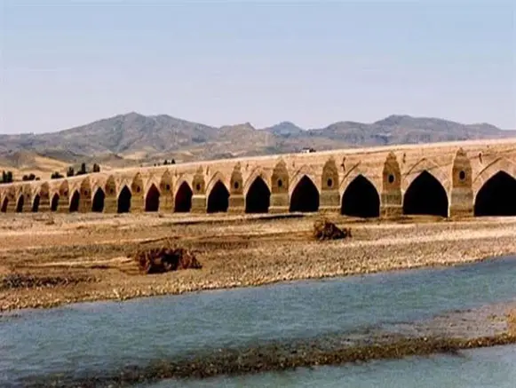 روستای تاریخی اشخاسور با خانه‌های سنتی و منظره کوهستانی