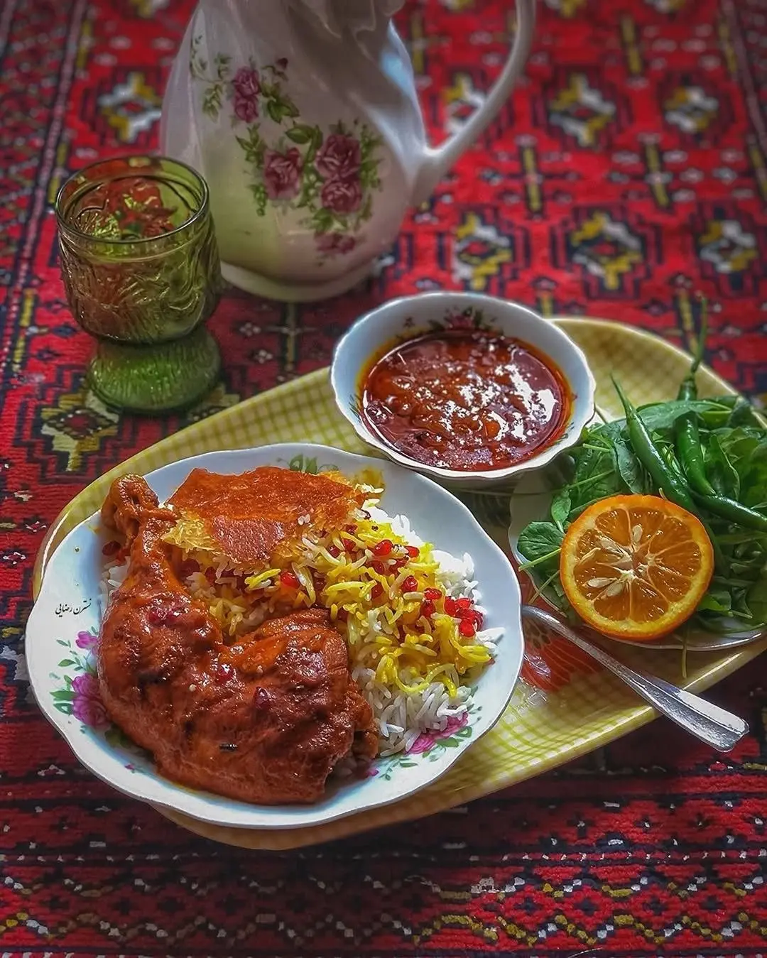 غذاهای سنتی شیرازی مانند غز و آش شیرازی که با ادویه‌های محلی و سبزیجات تازه تهیه می‌شوند