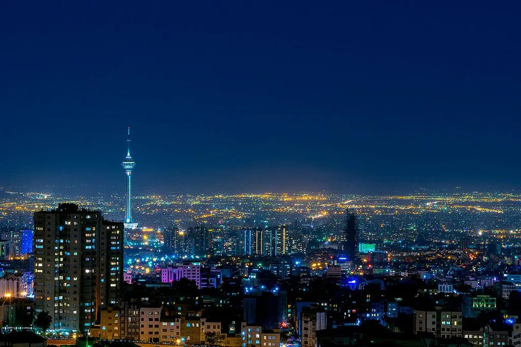 ساحل زیبا بندرعباس با آب‌های آرام و آسمان صاف