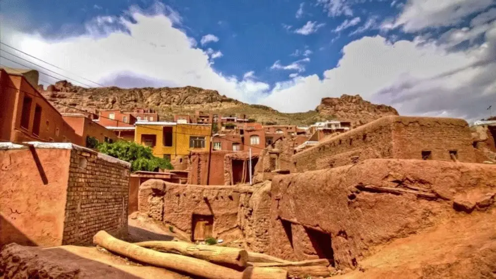 بازار محلی روستای ابیانه با فرش‌های دستباف و محصولات کشاورزی