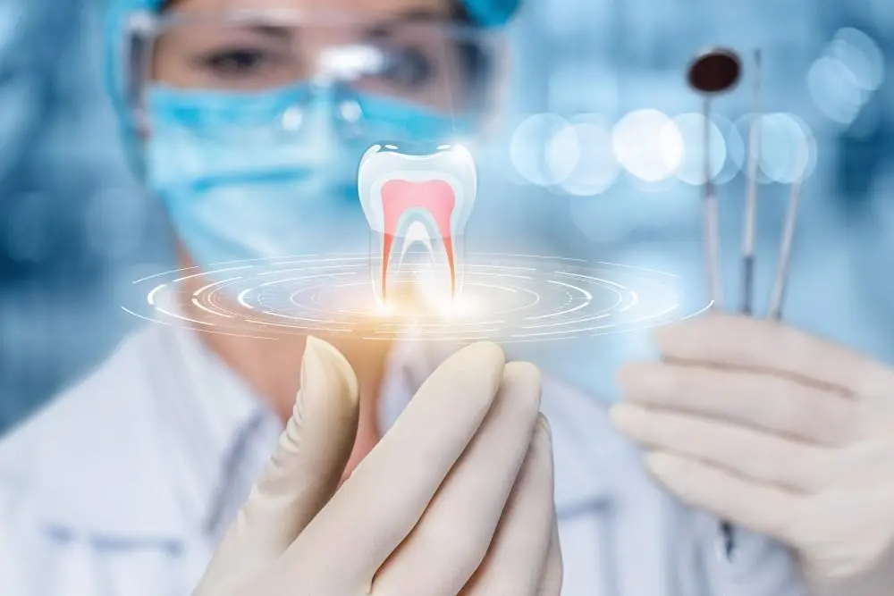دندانپزشک در حال معاینه یک بیمار با استفاده از ابزارهای تخصصی