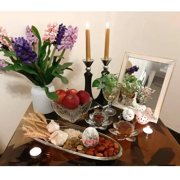 سفره هفت‌سین سنتی با هفتسین‌های مختلف