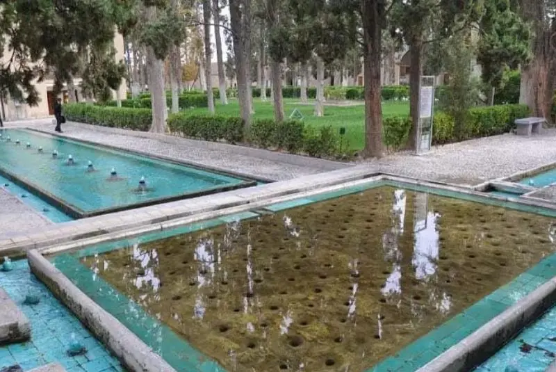 باغ فین کاشان با تالار سنگی و آب‌نماهای زیبا