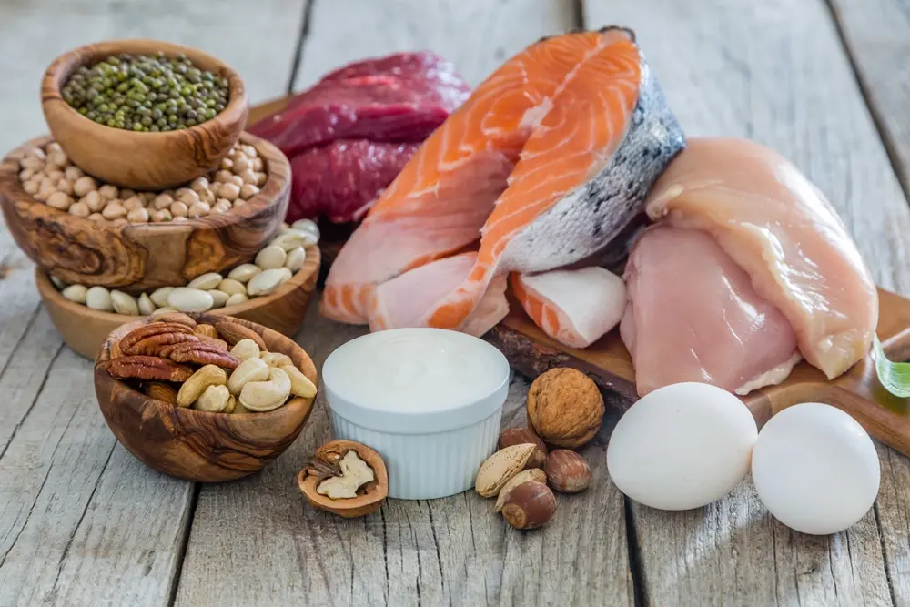 منابع پروتئینی طبیعی مانند گوشت، مرغ، ماهی و محصولات لبنی