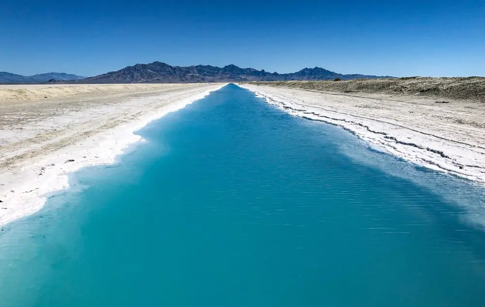منظره بیابانی نمکآبرود با آبهای شور و نمک سفید