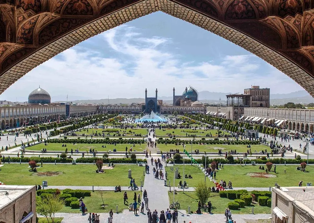 نما نزدیک گنبد مسجد شاه با تزیینات کاشی‌کاری و معماری صفوی
