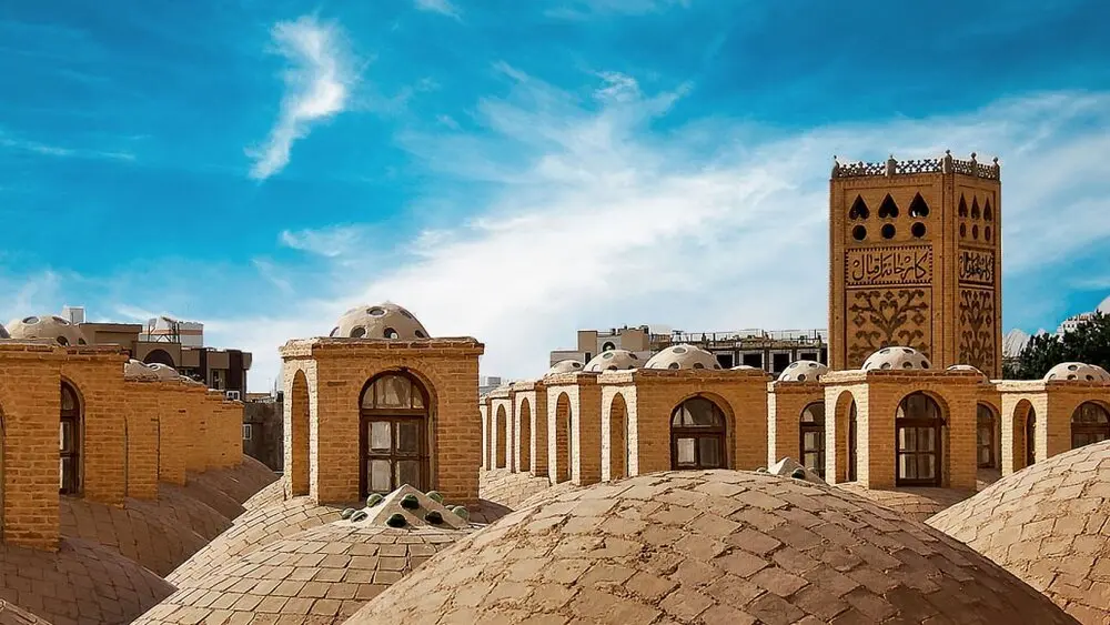 منظره زیبا از خانههای تاریخی یزد با بادگیرها و معماری سنتی