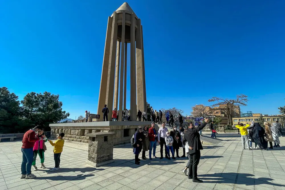 آبشار زیبا در استان همدان با آب‌های شفاف و طبیعت اطراف