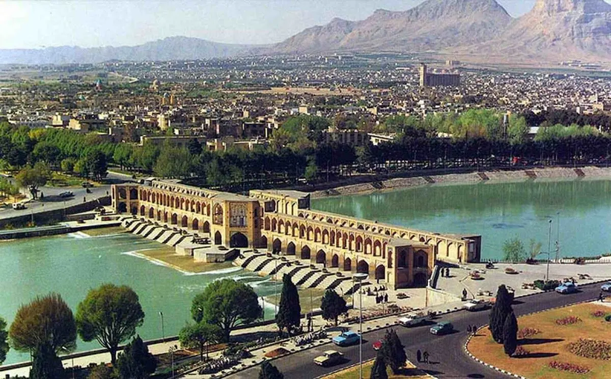 منظرهای از خیابانهای تاریخی اصفهان با خانههای سنتی و بازارهای قدیمی