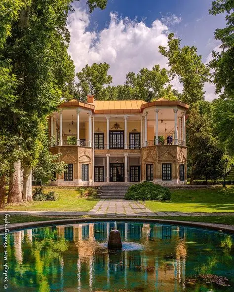 باغ و معماری کاخ نیاوران با نمای بیرونی و درختان پرپشت