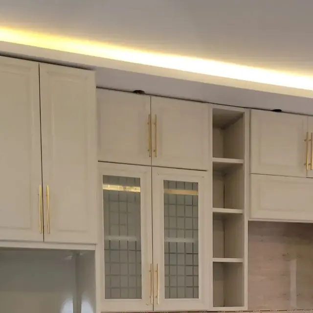 نمونه‌ای از کابینت ممبران با طراحی مدرن و سطحی صاف و براق