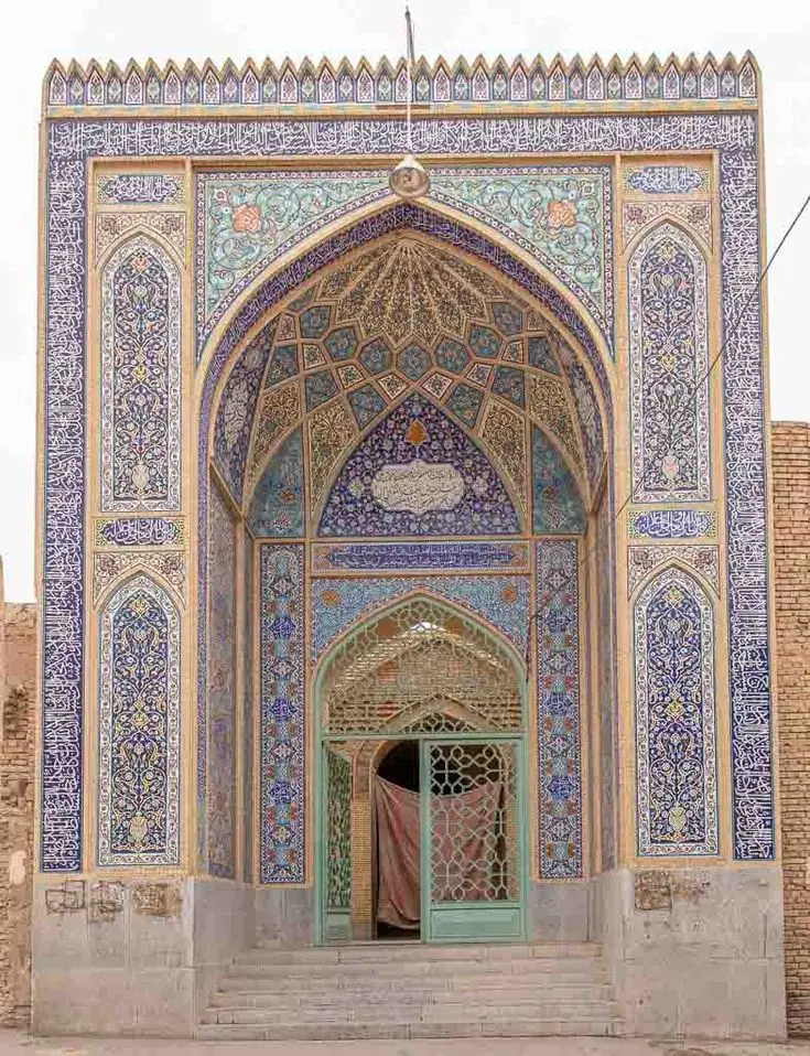 باغ تاریخی یزد با معماری سنتی و درختان زیبا
