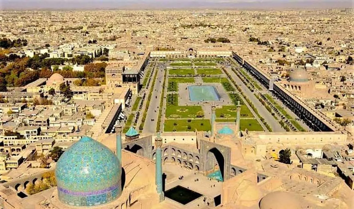 بازار بزرگ اصفهان با گذرهای باریک و فروشگاه‌های سنتی