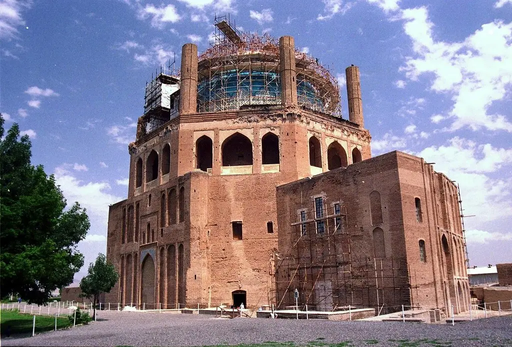 نماهای داخلی گنبد سلطانیه با تزیینات کاشی‌کاری و گچبری