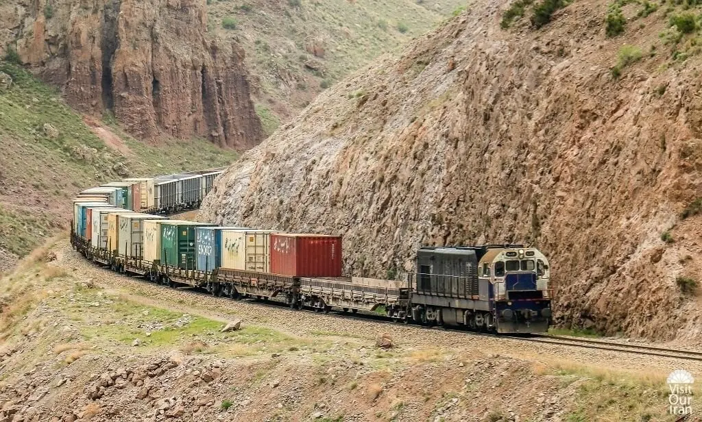 منظره طبیعی از پنجره قطار در مسیر تهران به مشهد، نشان‌دهنده زیبایی‌های طبیعی ایران