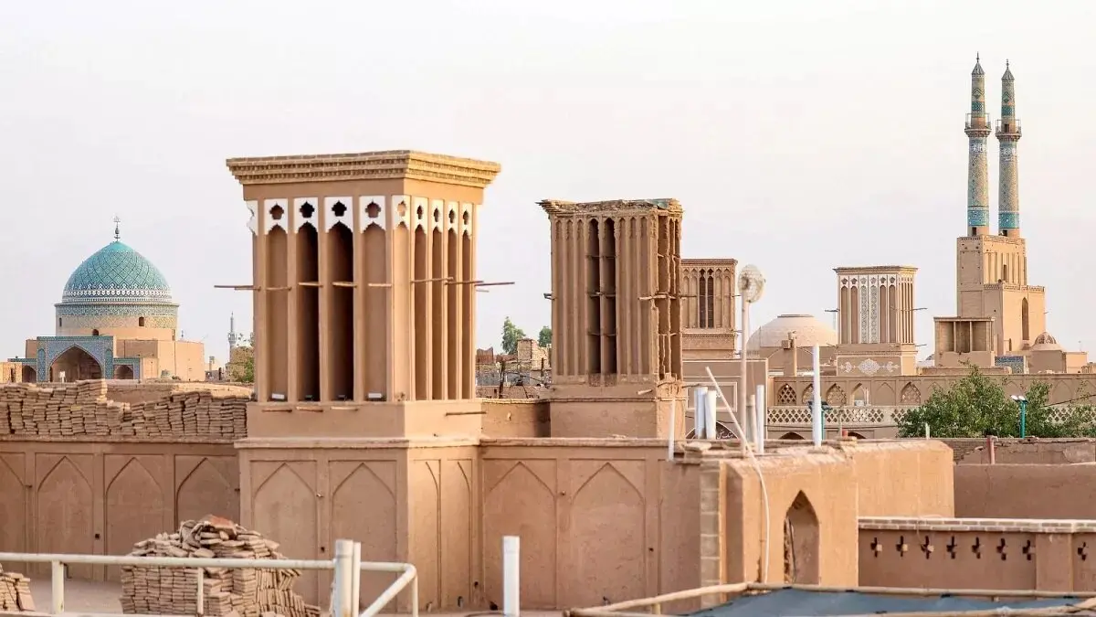 منظره بیابانی اطراف یزد با تپه‌های ماسه‌ای و آسمان صاف
