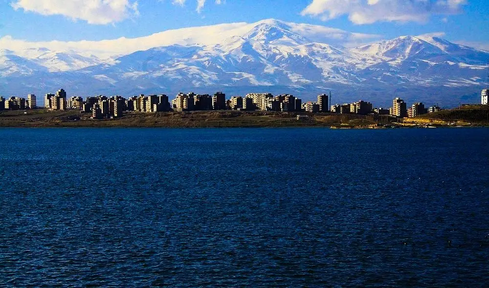 مسجد جامع اردبیل با معماری زیبا و گنبدهای بزرگ