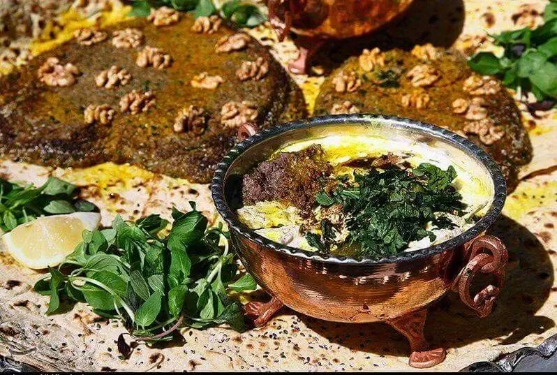 بریانی اصفهان با لایه‌های برنج و گوشت پخته شده در تابه سنتی