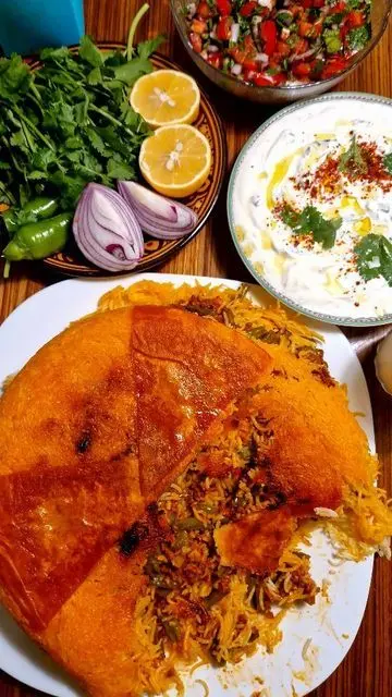 آش رشت در ظرف سنتی با سبزیجات تازه و گوشت پخته
