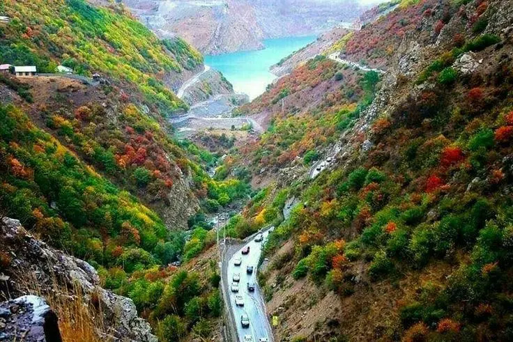 غذاهای محلی چالوس شامل ماهی تازه و غذاهای دریایی در یک رستوران سنتی