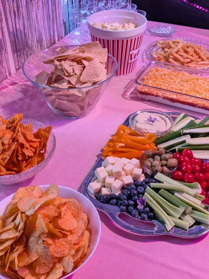 مهمانان در حال خوردن finger food در یک مهمانی