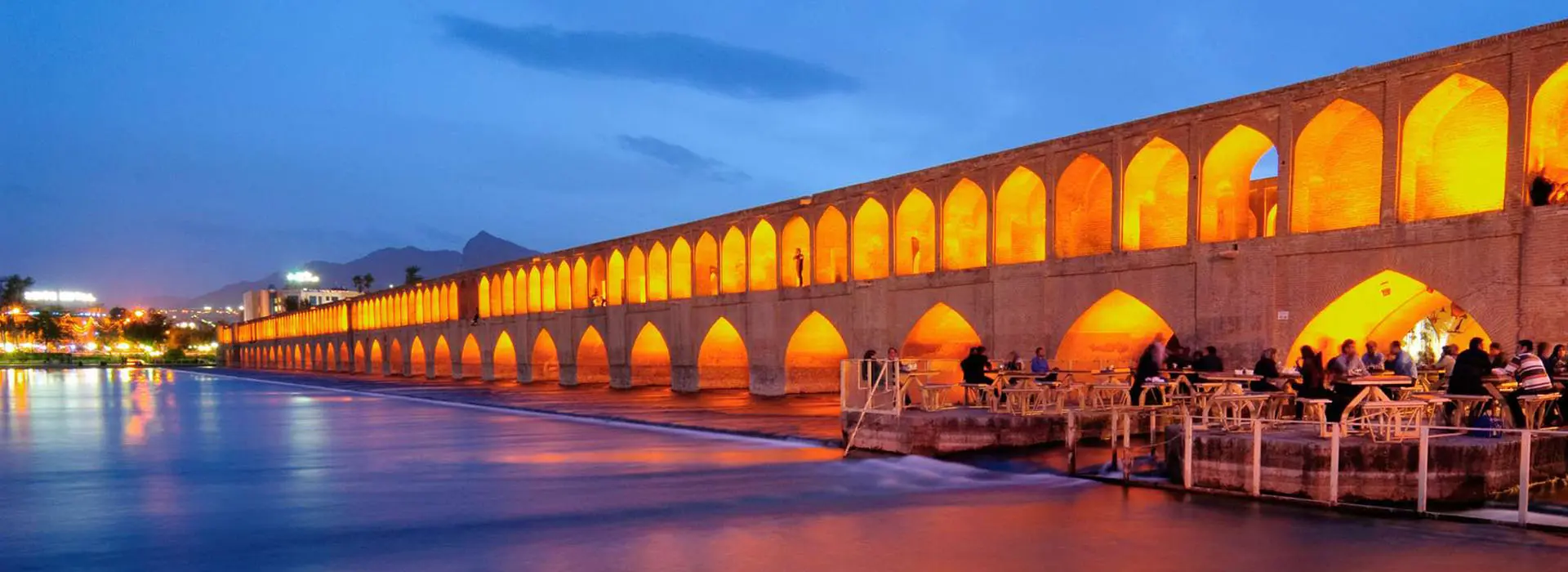 نمایی از پل‌های تاریخی اصفهان در کنار رودخانه زاینده‌رود