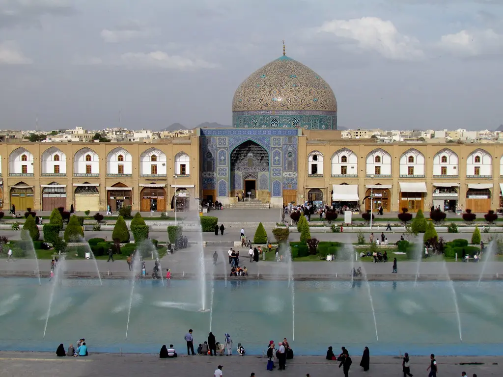 باغ چهلستون با آبنما و معماری سنتی