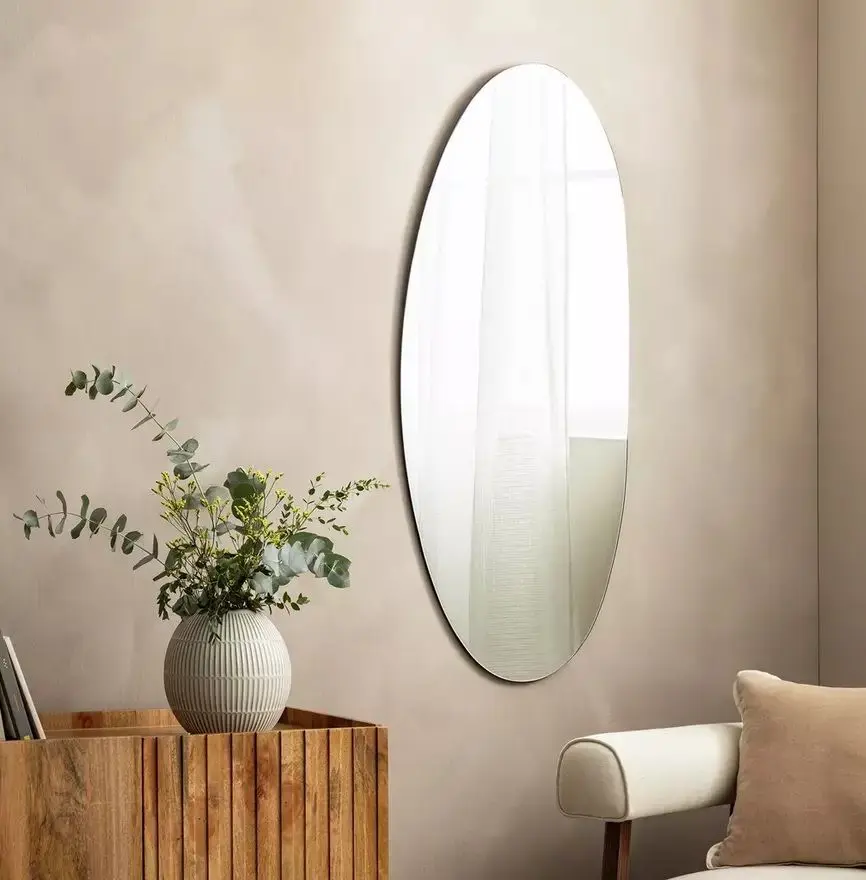 آینه دکوراتیو در یک Boutique با طراحی مدرن و چارچوب فلزی