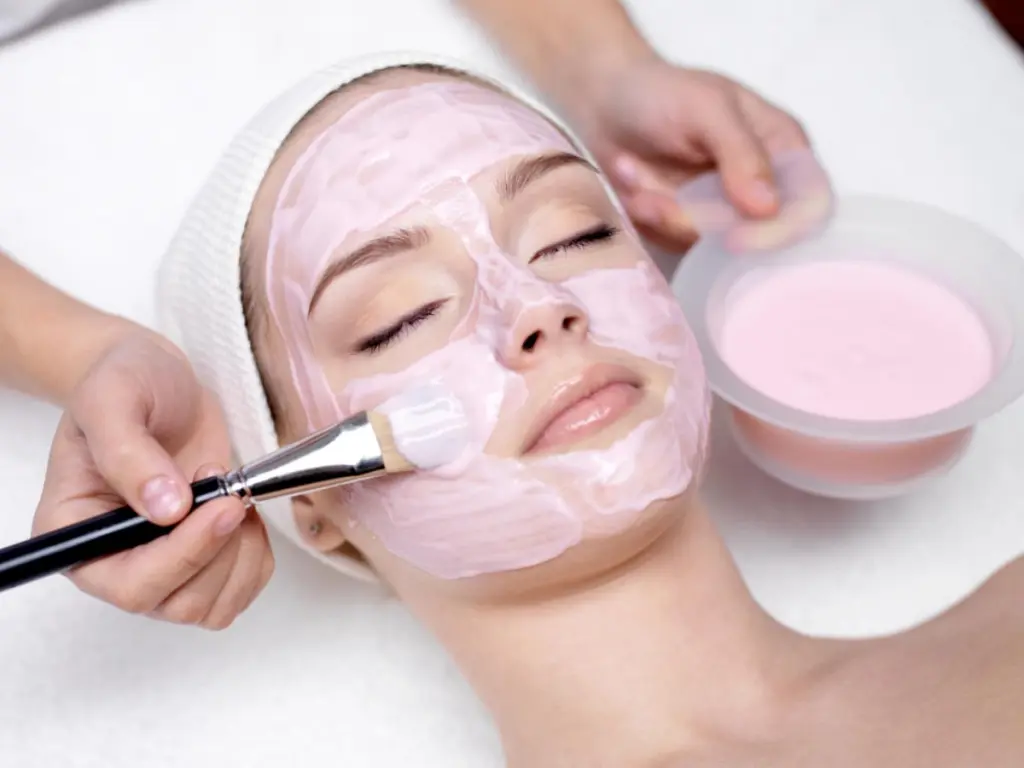 فیشیال چیست و چه تفاوتی با پاکسازی پوست دارد؛ نکات کاربردی و اشتباهات رایج