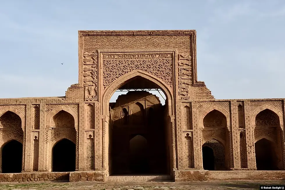 کاروانسرای شاه عباسی در اصفهان با معماری باشکوه و فضای وسیع