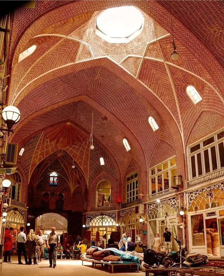 بازار تاریخی تبریز با گنبدهای بزرگ و طاق‌نماهای زیبا
