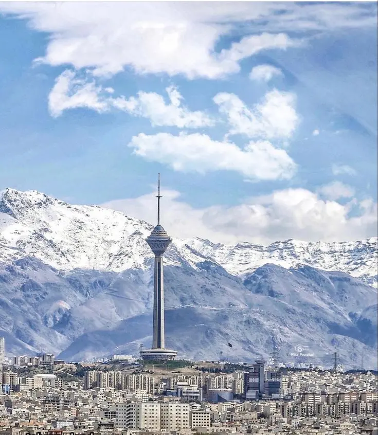 پارک لاله تهران در فصل بهار با گل‌های لاله و درختان سرسبز