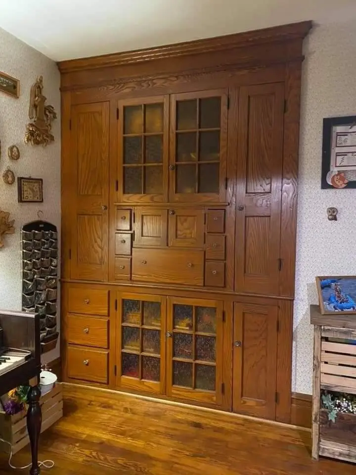 کابینت‌های چوبی مدرن با طراحی ساده و خطوط تمیز در یک آشپزخانه